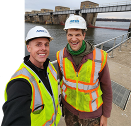 Two employees at a project, smiling.