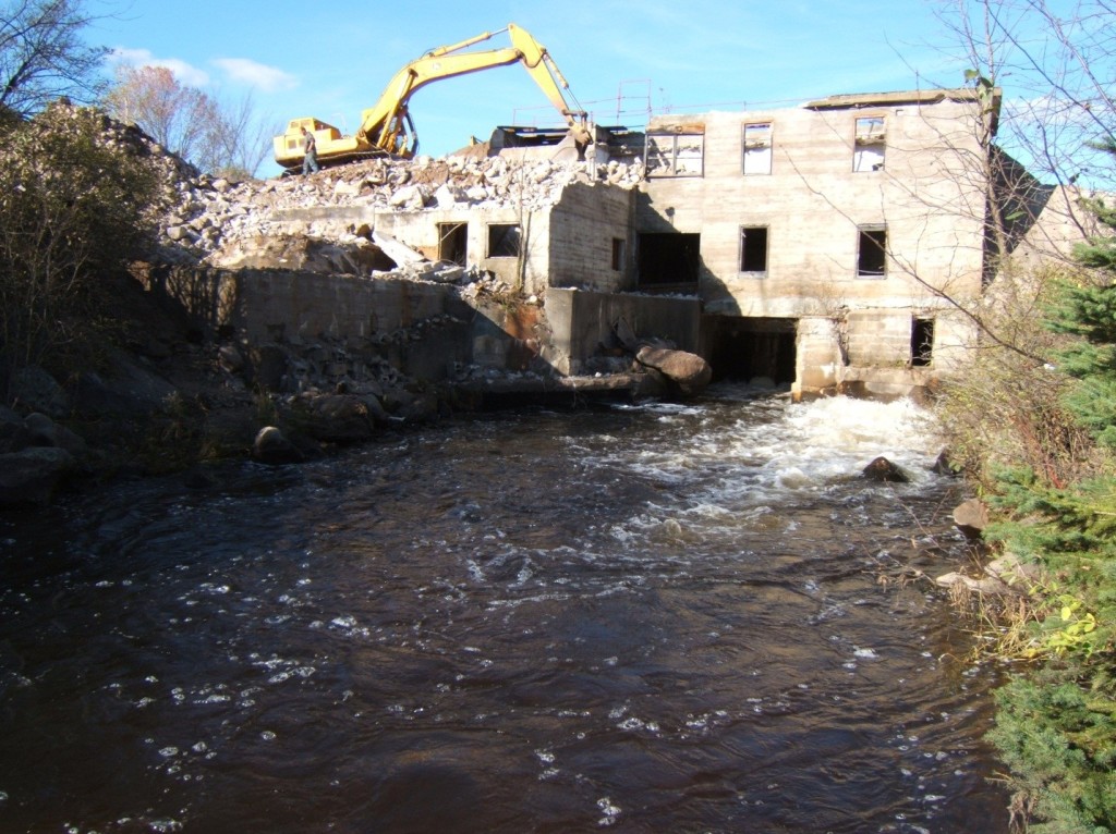 Grimh Dam powerhouse during removal