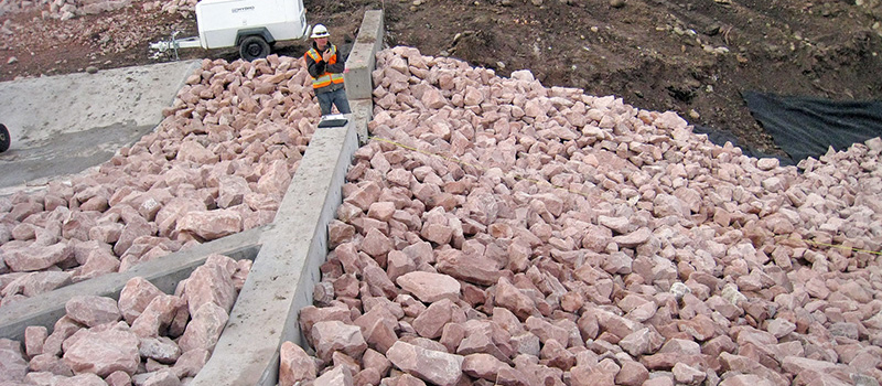 Lewstone Creek Scour Stabilization - Voorbeeld van riprap gebruikt om pijpleiding te beschermen