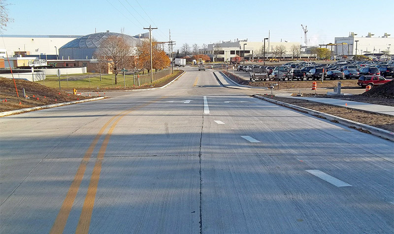 Photo of roadway with right turn lane.